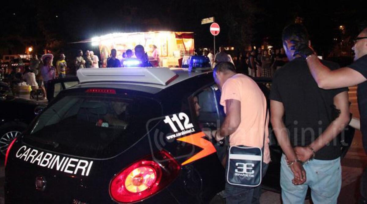 Reagisce a rapina: aggredito a calci e pugni. Furia dei nordafricani sul lungomare di Rimini -