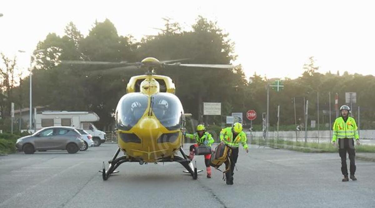 Riccione: operaio cade da quattro metri di altezza, arriva l'elisoccorso -