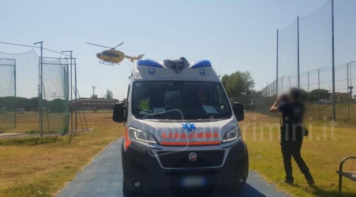 Riccione, perde il controllo del motorino e finisce contro il guard rail: ferito 75enne - 