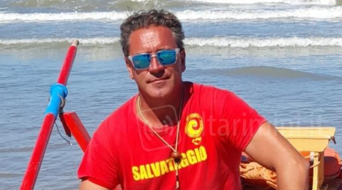 Perde conoscenza in acqua, salvata dal bagnino. Momenti di tensione in spiaggia libera a Rimini -