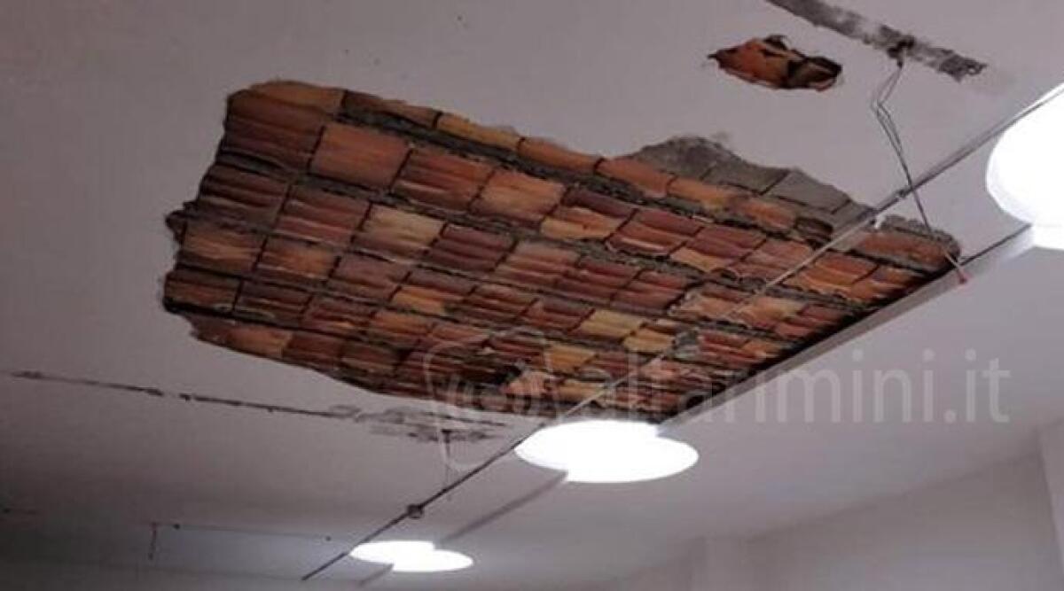 Crolla intonaco dal soffitto degli uffici di via Ducale. Erbetta: 'giunta non pensa a sicurezza sul lavoro' - 