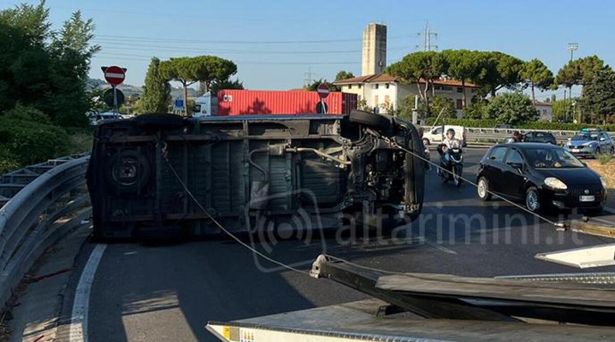 Incidente tra due mezzi alla rotonda del baseball, furgone si ribalta - 