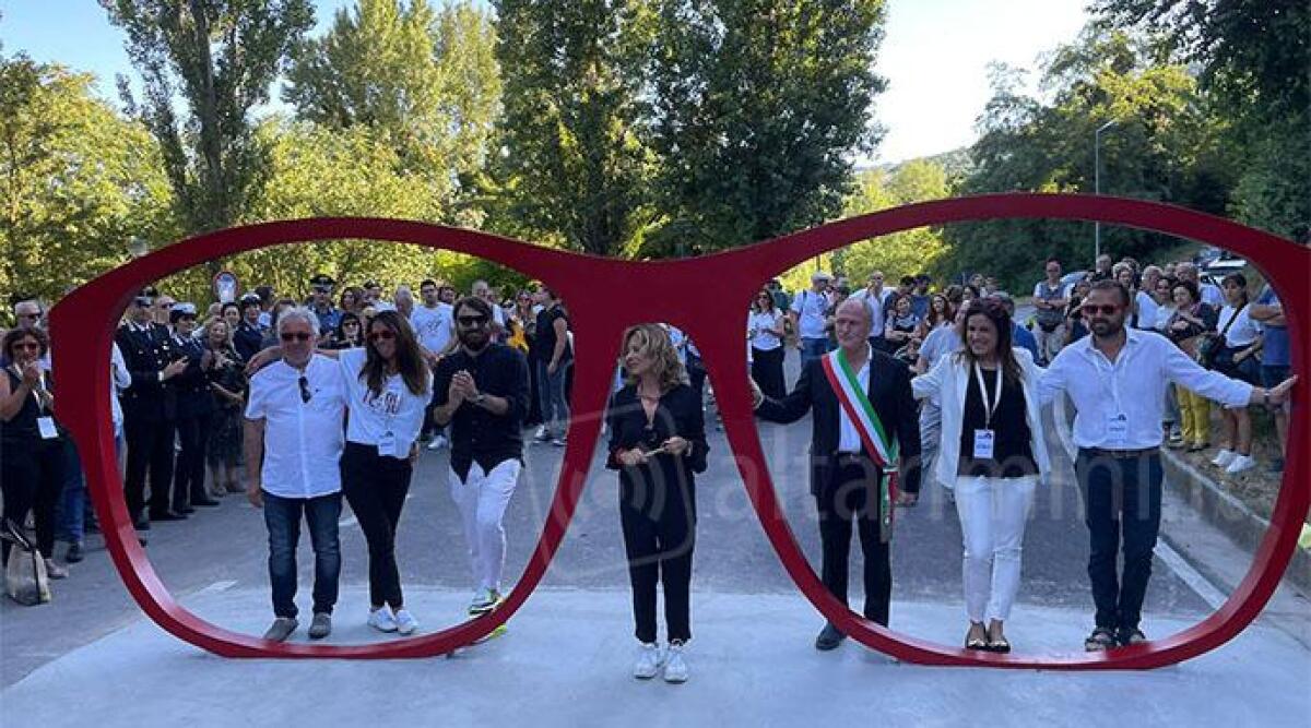 Inaugurato il parco dedicato a Ivan Graziani - La scultura a forma di occhiali rossi in ricordo di Ivan Graziani