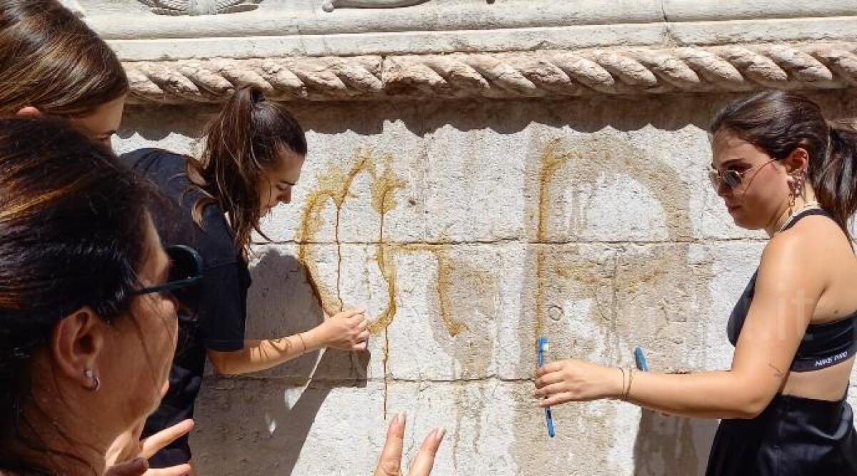 Duomo di Rimini imbrattato, scritta eliminata da quattro studentesse - 