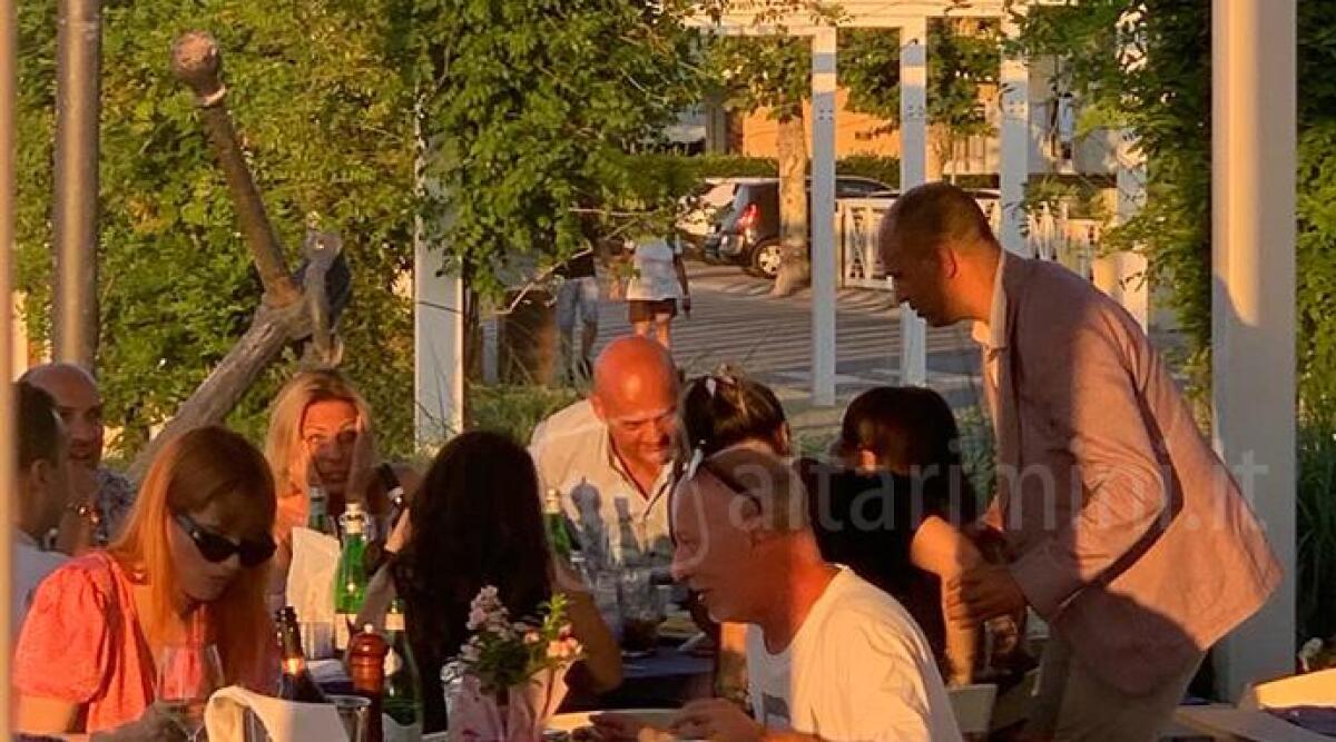 Cristina d'Avena al ristorante Bell'Aria per una cena di pesce -