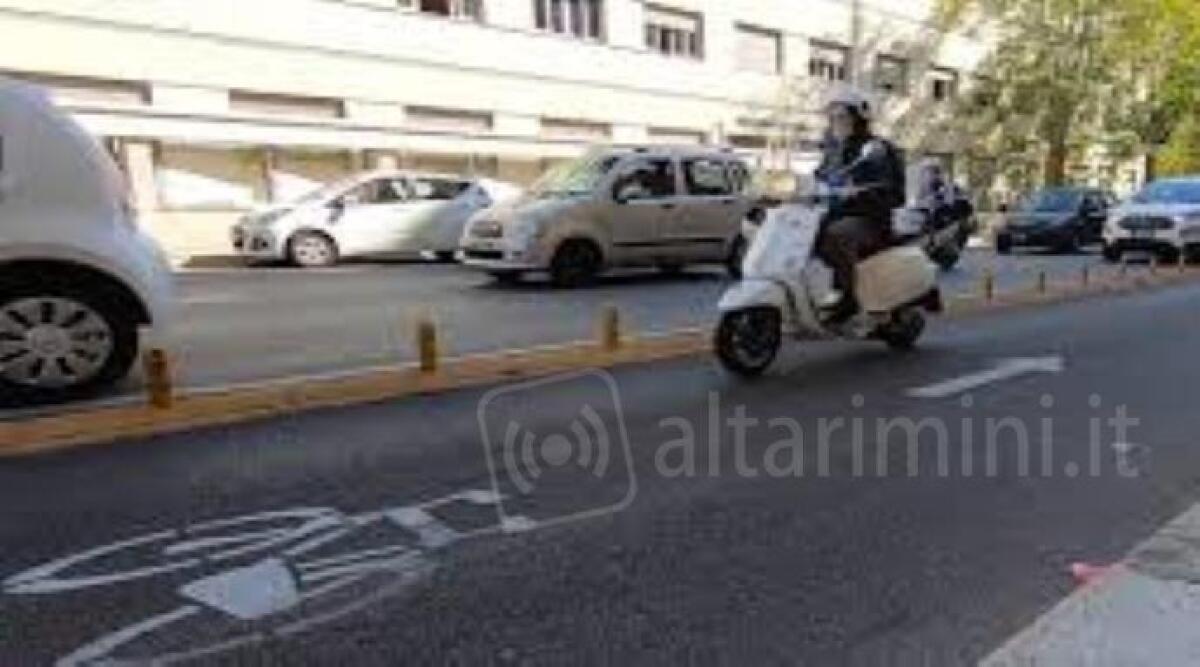 Rimini, sulla ciclabile alle 2 di notte, patente ritirata e scooter sequestrato, va in escandescenza: arrestato 29enne - 