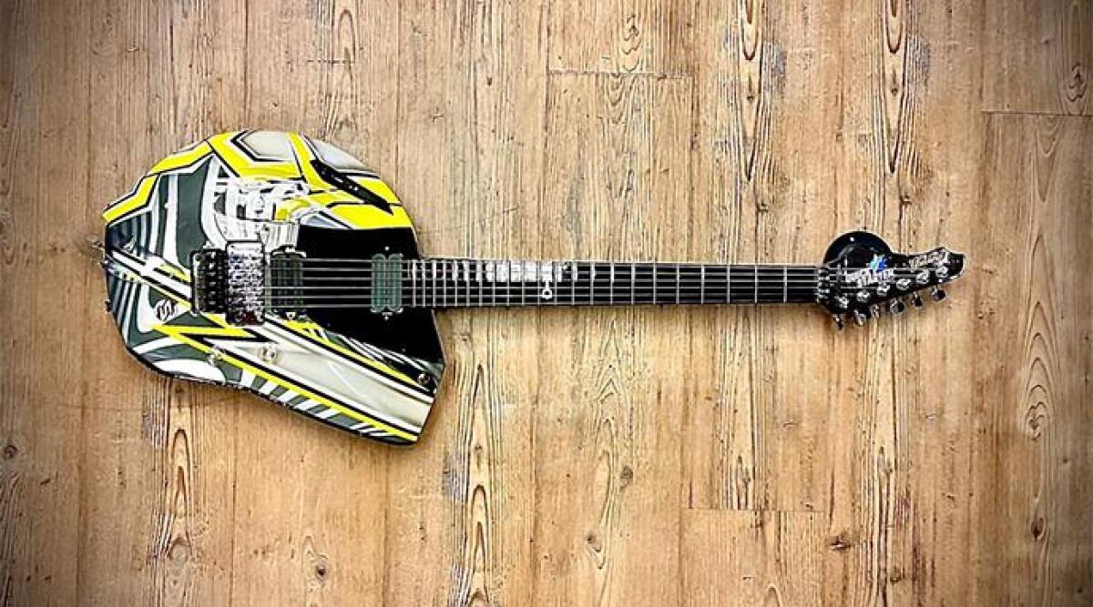 La Gaudenzi Guitars di Cattolica crea una chitarra a forma di casco, unica al mondo - 