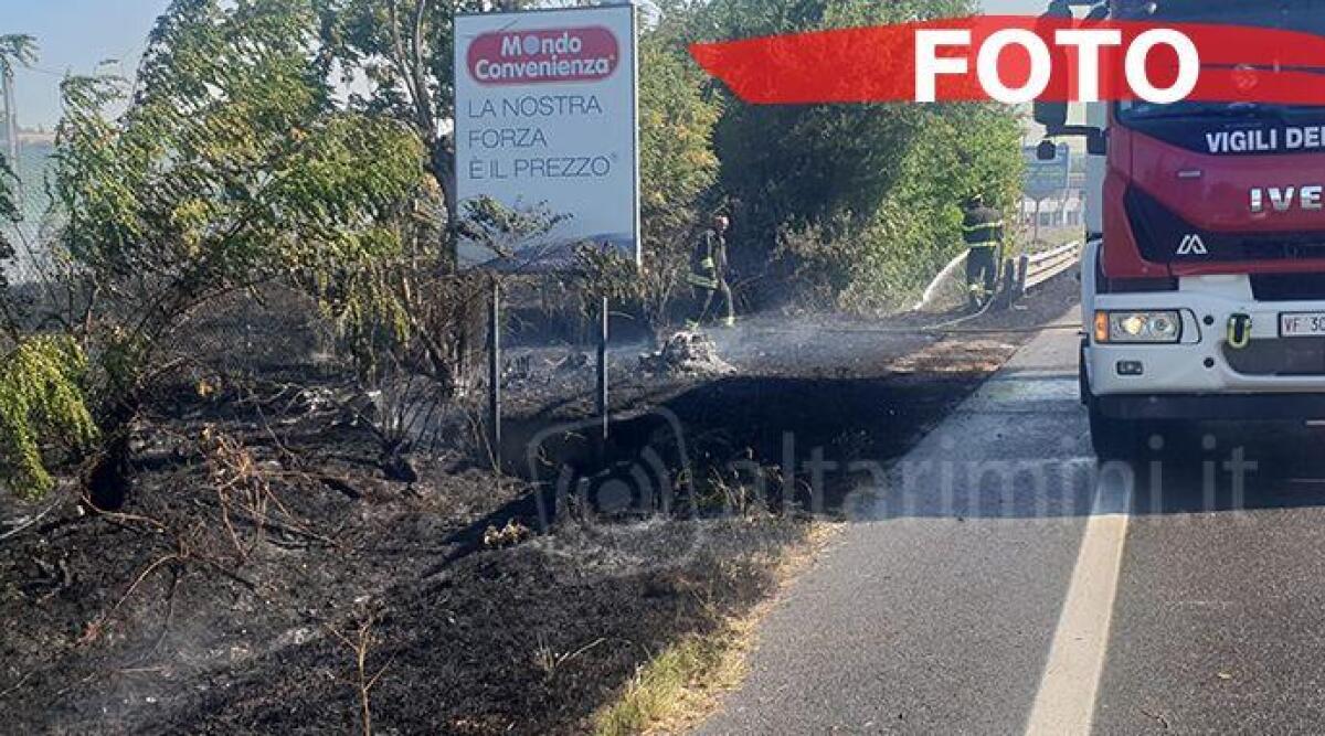 Rimini: grosso incendio zona ex Pastificio Ghigi, intervento dei Vigili del Fuoco - 