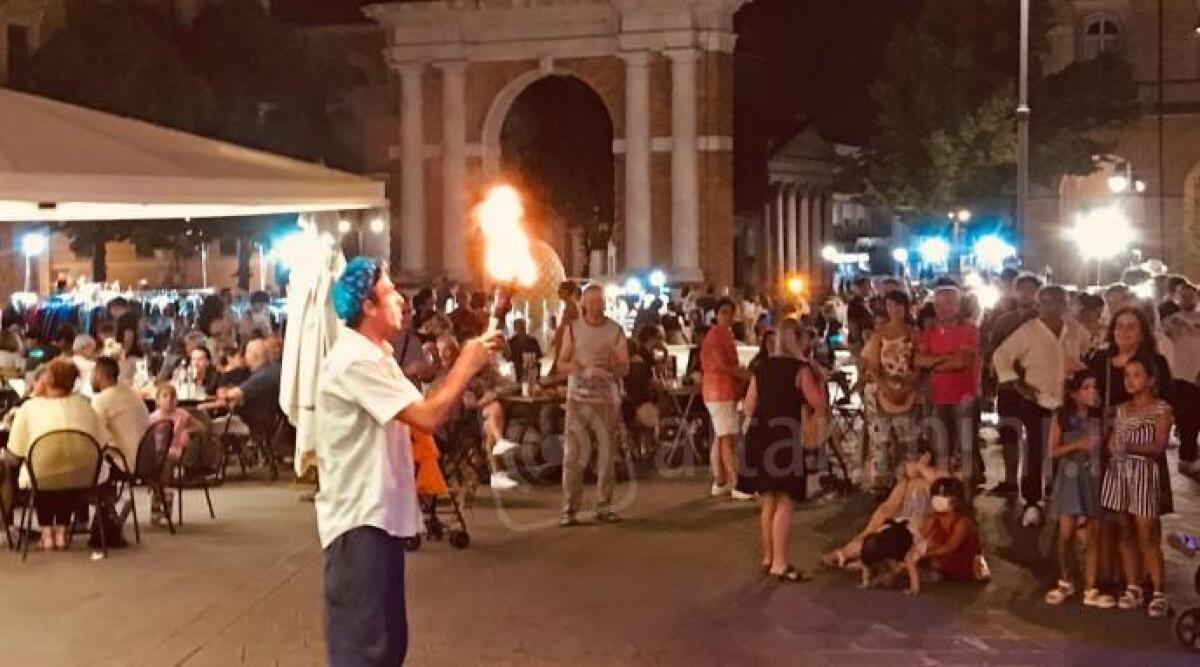 Tarocchi, artisti di strada, musica e magia nelle 'Notti della Luna' di Santarcangelo -