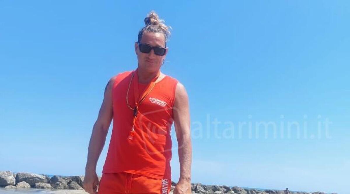 Annaspa tra le onde, salvataggio lo raggiunge a nuoto e lo porta a riva tra gli applausi -