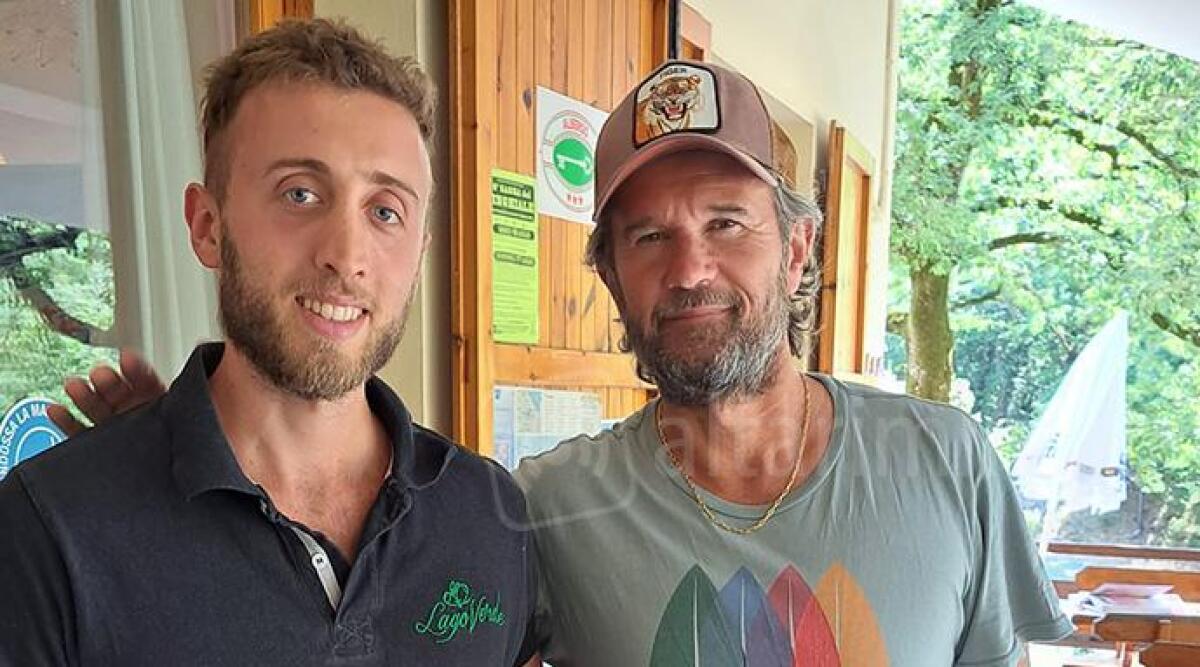 Sorpresa al ristorante: Carlo Cracco pranza e scatta foto con il proprietario -