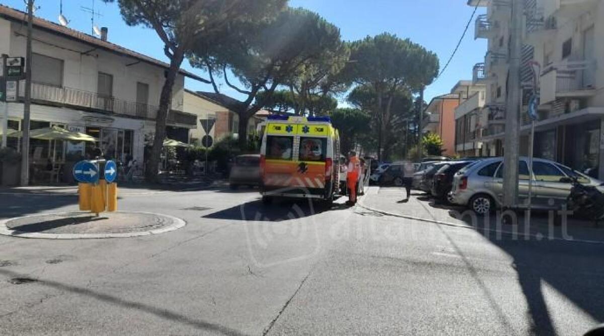 Carrozzina elettrica investe pedone sulle strisce, anziana finisce a terra -
