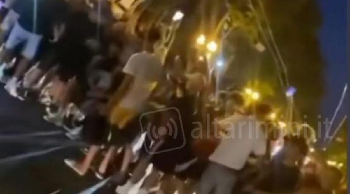 Rimini: bloccano il traffico per girare un video musicale, interviene la Polizia -