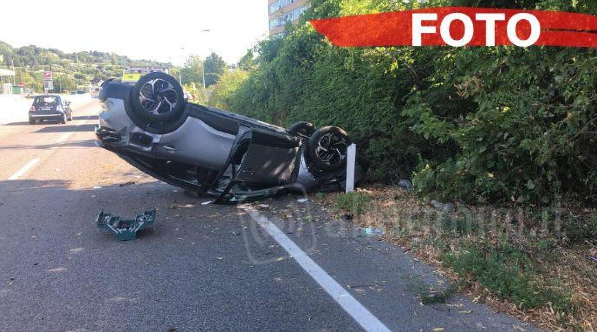 Rimini, auto cappottata sulla superstrada di San Marino -