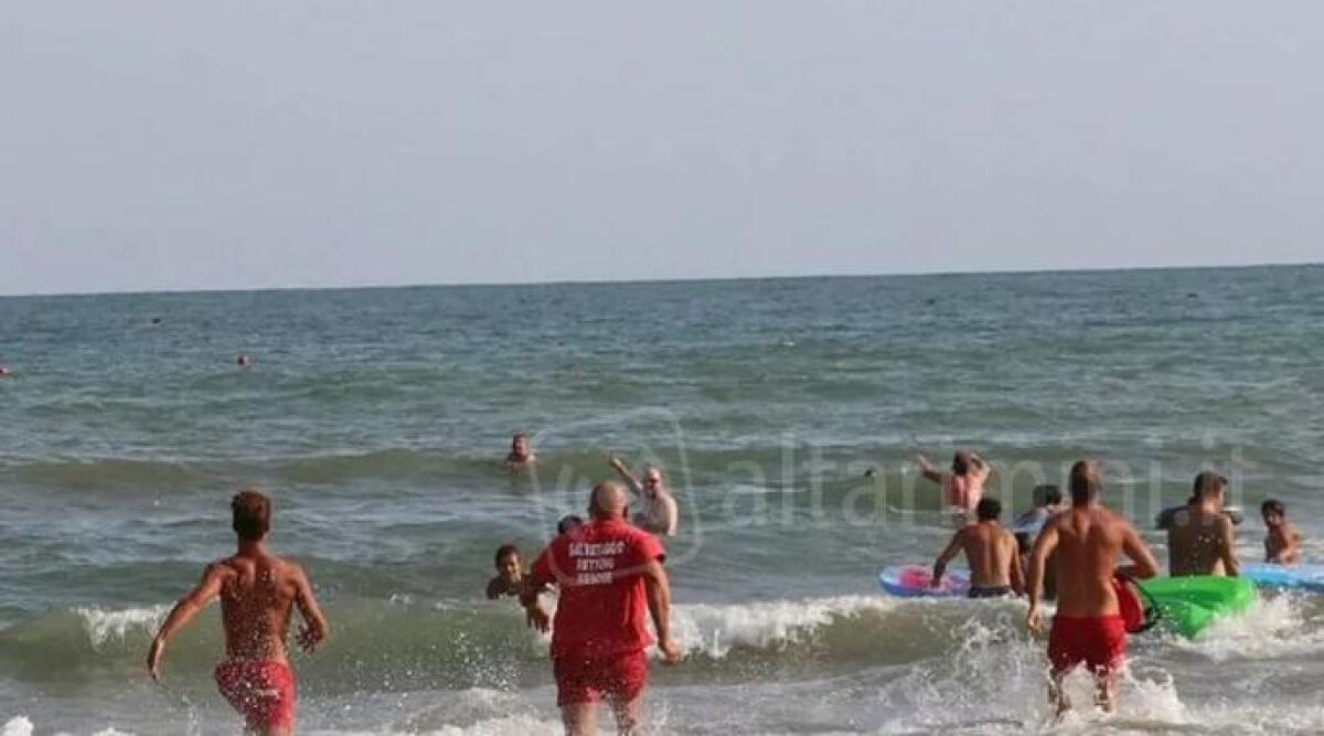 Ha un malore in acqua, muore 45enne davanti alla figlia - 