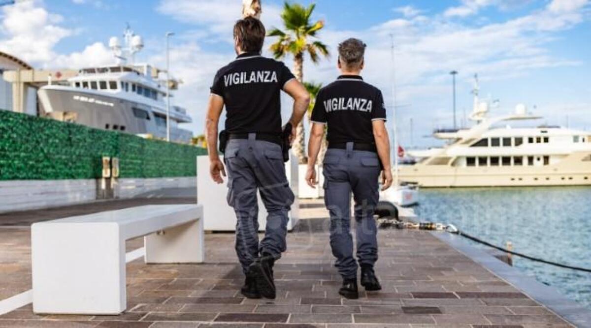 Riccione, prendono a pugni guardia giurata che li aveva appena fermati - 