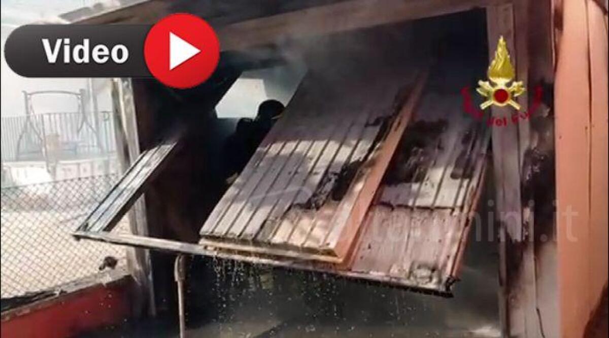 Incendio a Santarcangelo: fiamme a ridosso delle abitazioni -