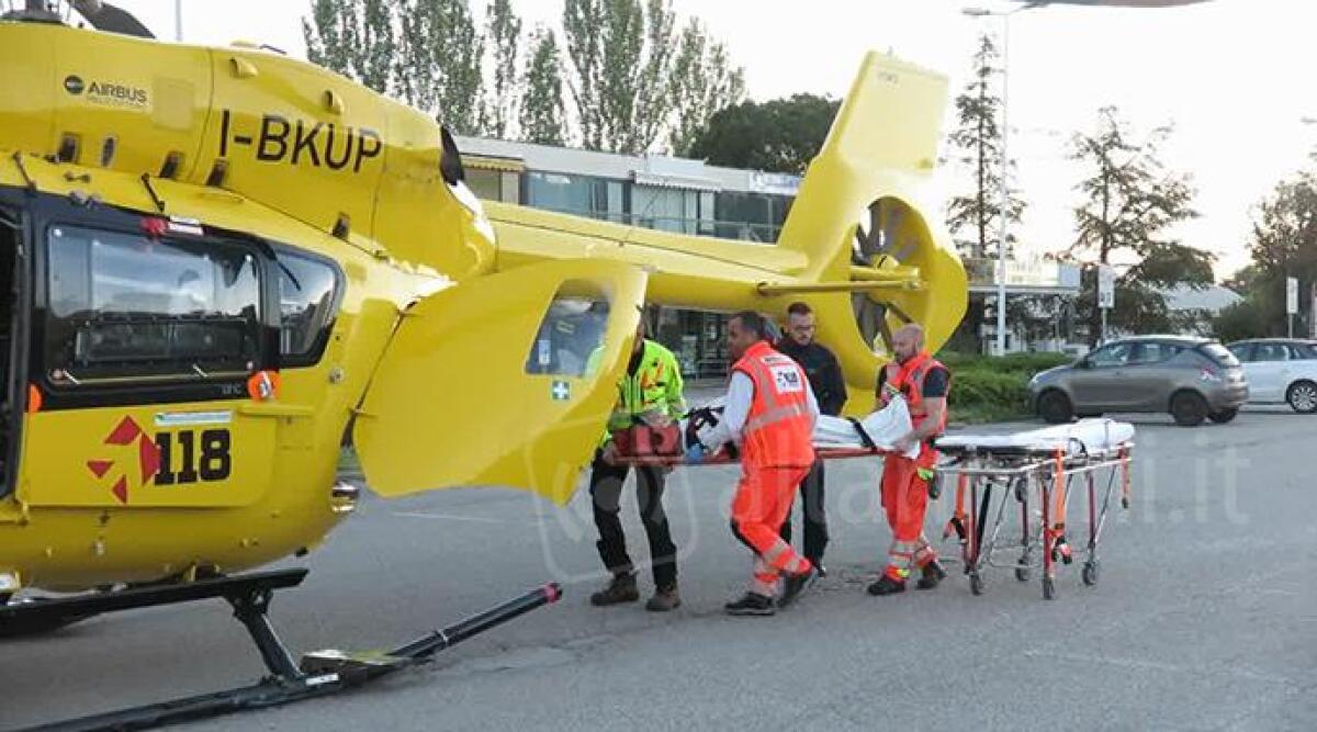 Rimini, auto contro bici in via Pascoli: 63enne trasportato in elisoccorso - 