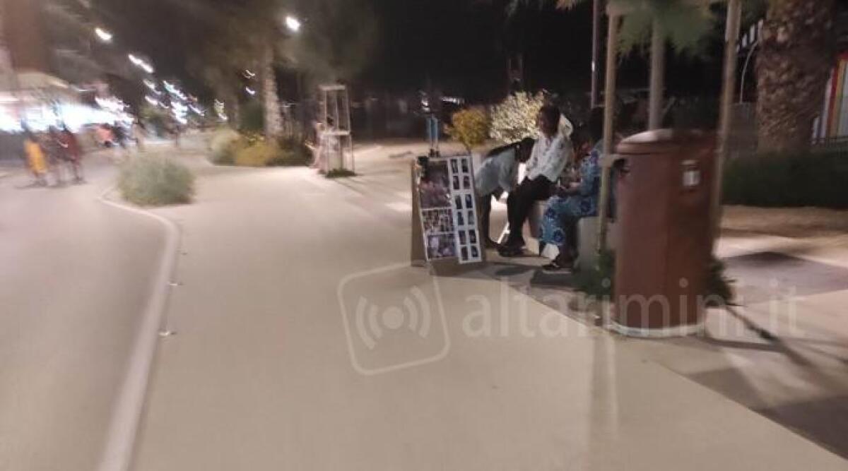 'Parrucchiere' delle treccine sul lungomare: 'guadagni senza pagare tasse'. La segnalazione - 