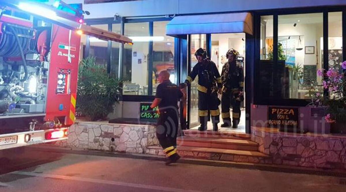 Friggitrice prende fuoco: intervento dei vigili del fuoco in un ristorante di Riccione - 