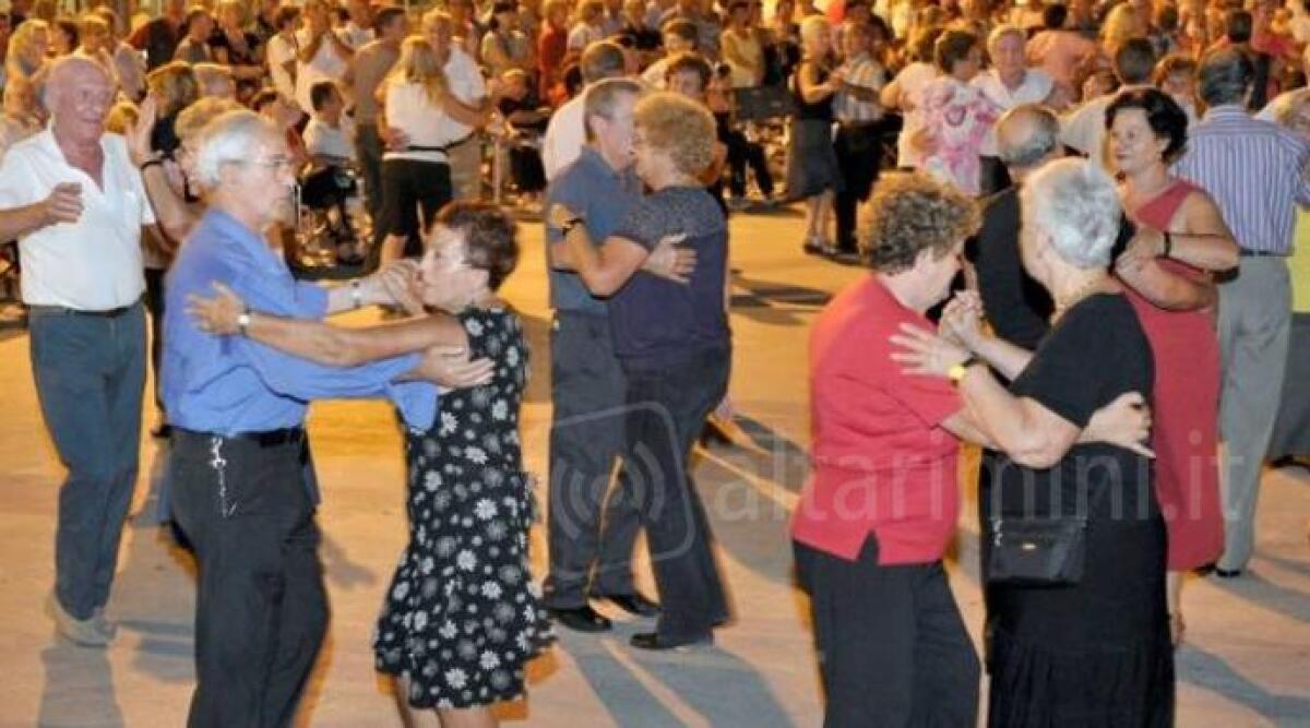 A Cattolica 'us baila': Piazza Mercato Coperto diventa una balera sotto le stelle -