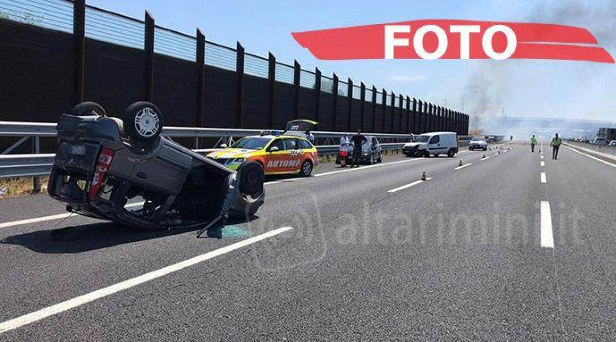 Incidente sull'A14 a Rimini tra tre auto, una si ribalta. Caos per il traffico - 