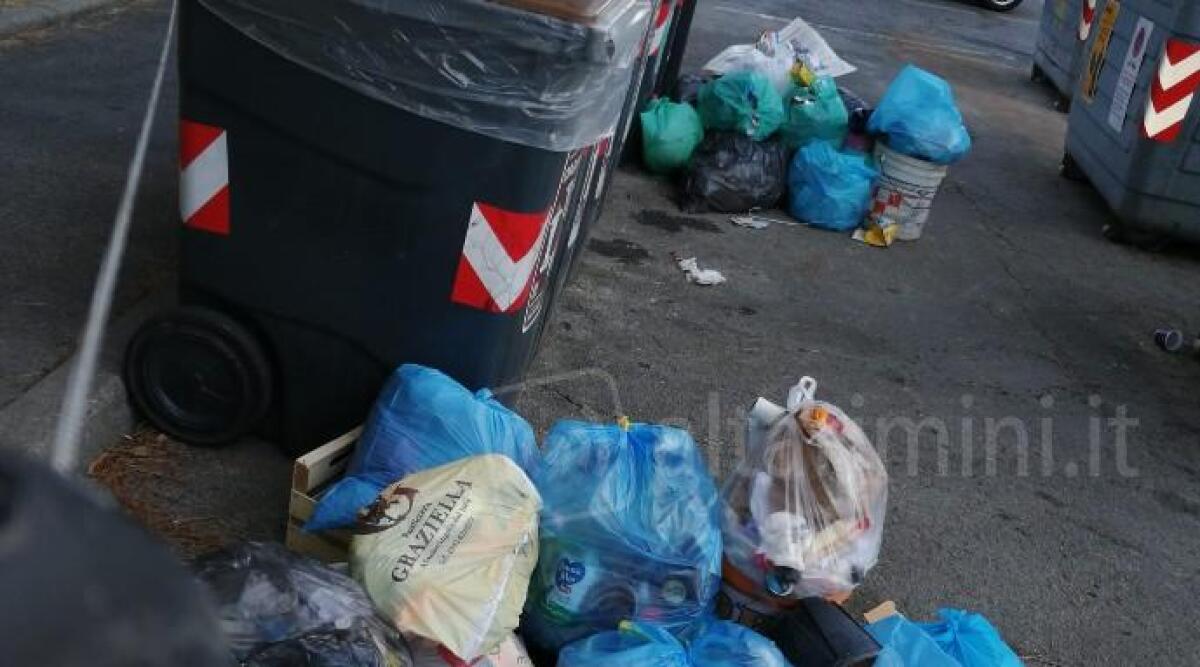 Santarcangelo, rifiuti sparsi attorno ai cassonetti in via della Libertà. La segnalazione -
