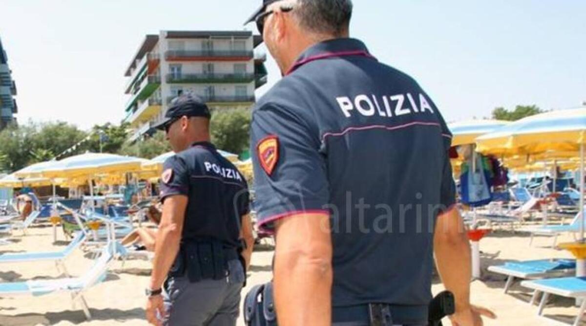 Si dimena in spiaggia e prende a gomitate un poliziotto: arrestato - 