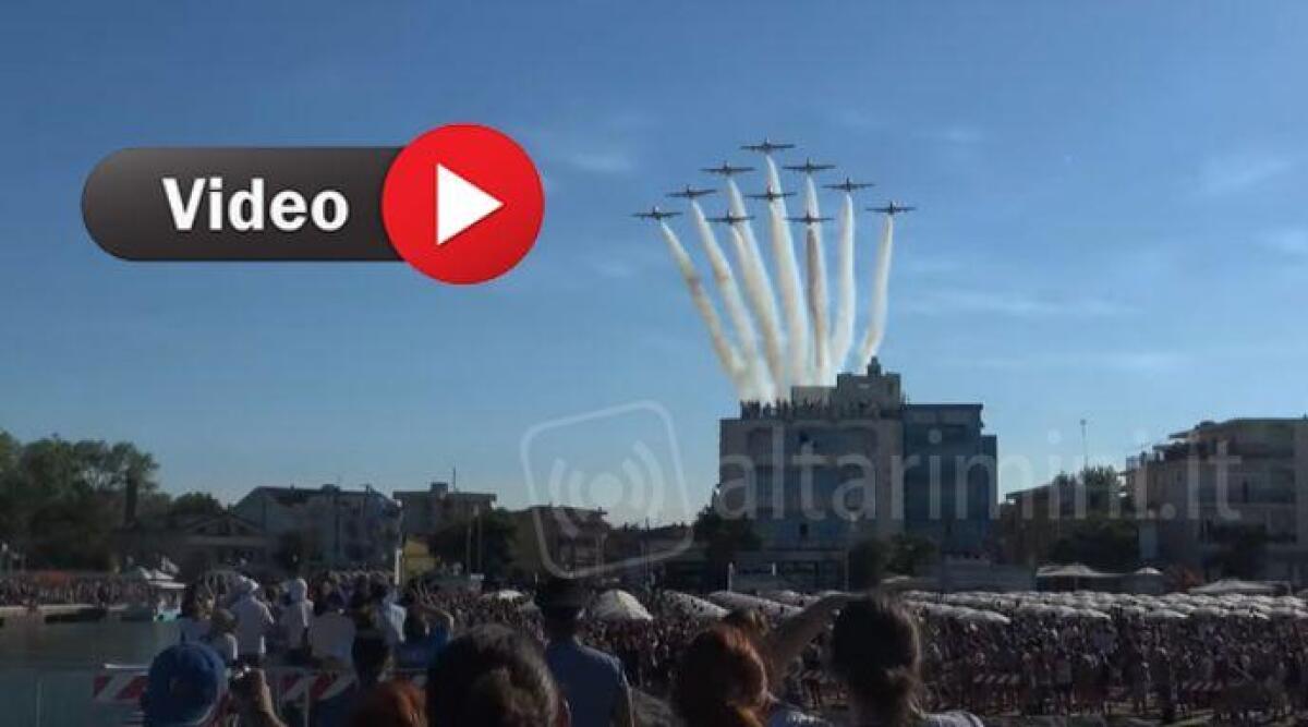 Le Frecce Tricolori su Bellaria Igea Marina, applausi nella zona del porto canale -