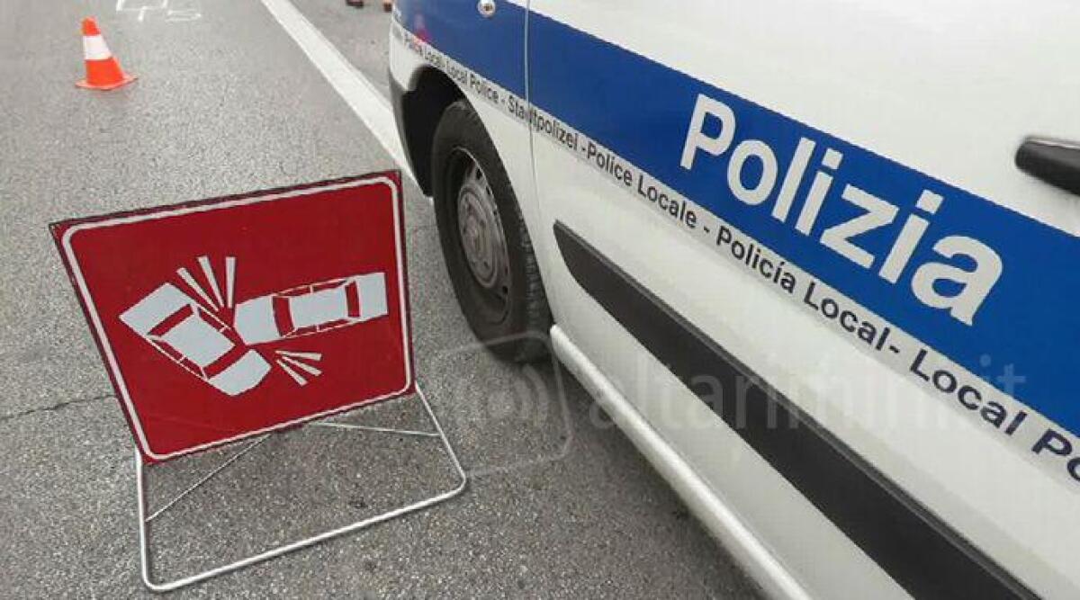 Rimini, si scontra con una moto e scappa. Caccia al pirata della strada -