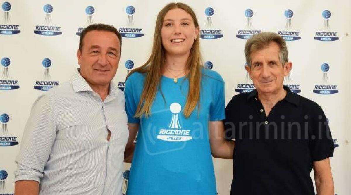 Volley B2 femminile, tesserata l'opposto-schiacciatrice Linda De Bellis - 