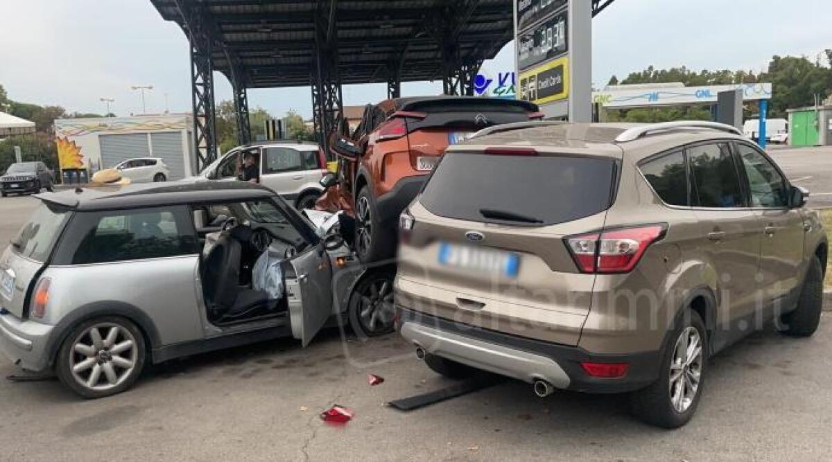 Rimini, rocambolesco incidente all&rsquo;area di servizio: danni alle auto, ma nessun ferito grave. FOTO - 