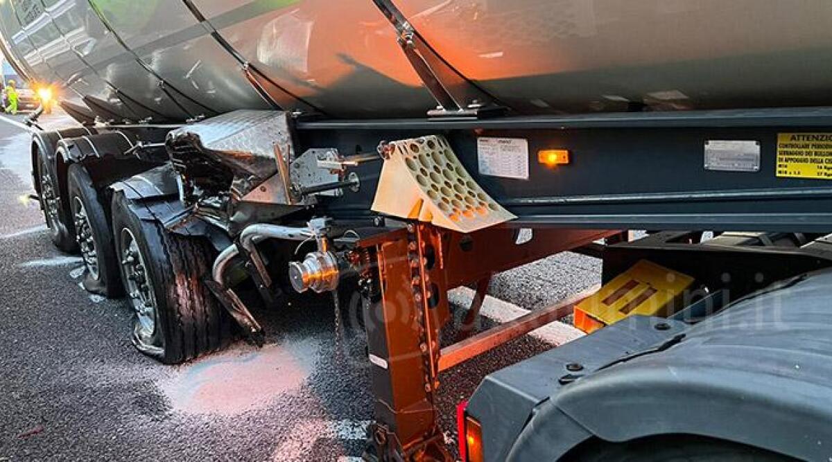 Auto ferma in corsia d&rsquo;emergenza tamponata da un camion: un ferito - 