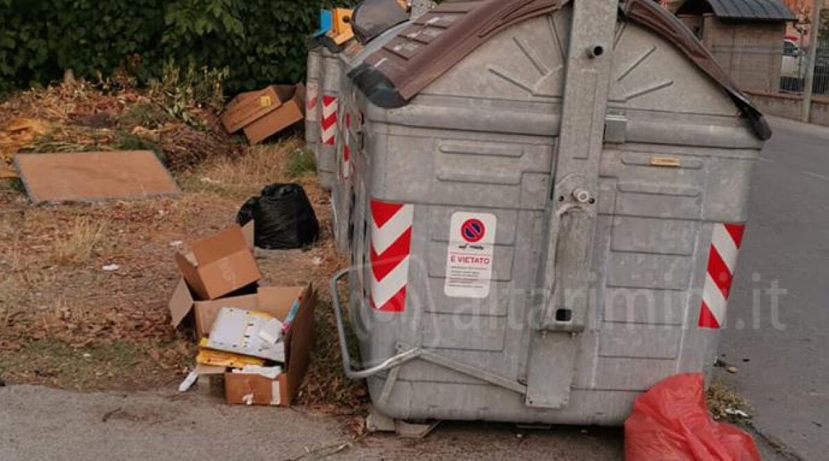 Villa Verucchio: rifiuti fuori dai cassonetti in via Pascoli -