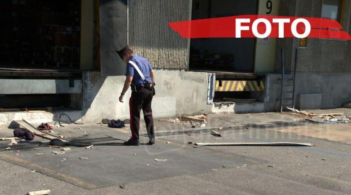 Cade dalla tettoia al Gros di Rimini e fa un volo di 5 metri: operaio in gravi condizioni -