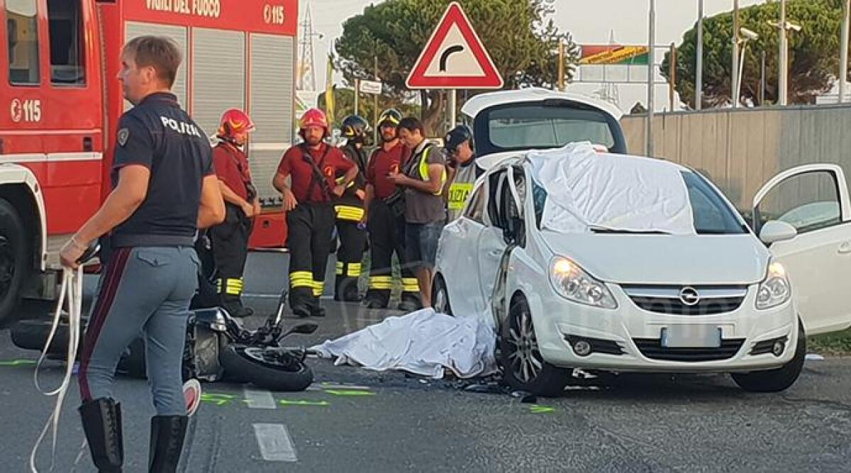 Tragedia sulla Adriatica, scontro auto-moto: muore un giovane di 30 anni -