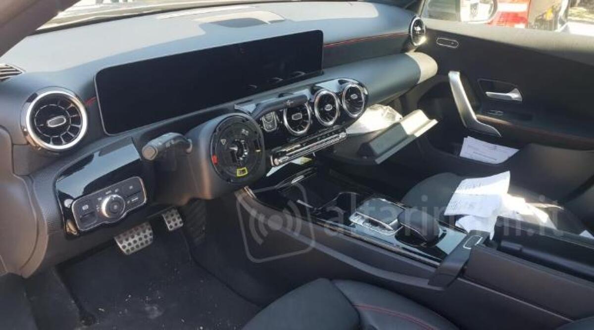 Ennesima depredazione di auto sportive: Mercedes martoriato a Riccione -