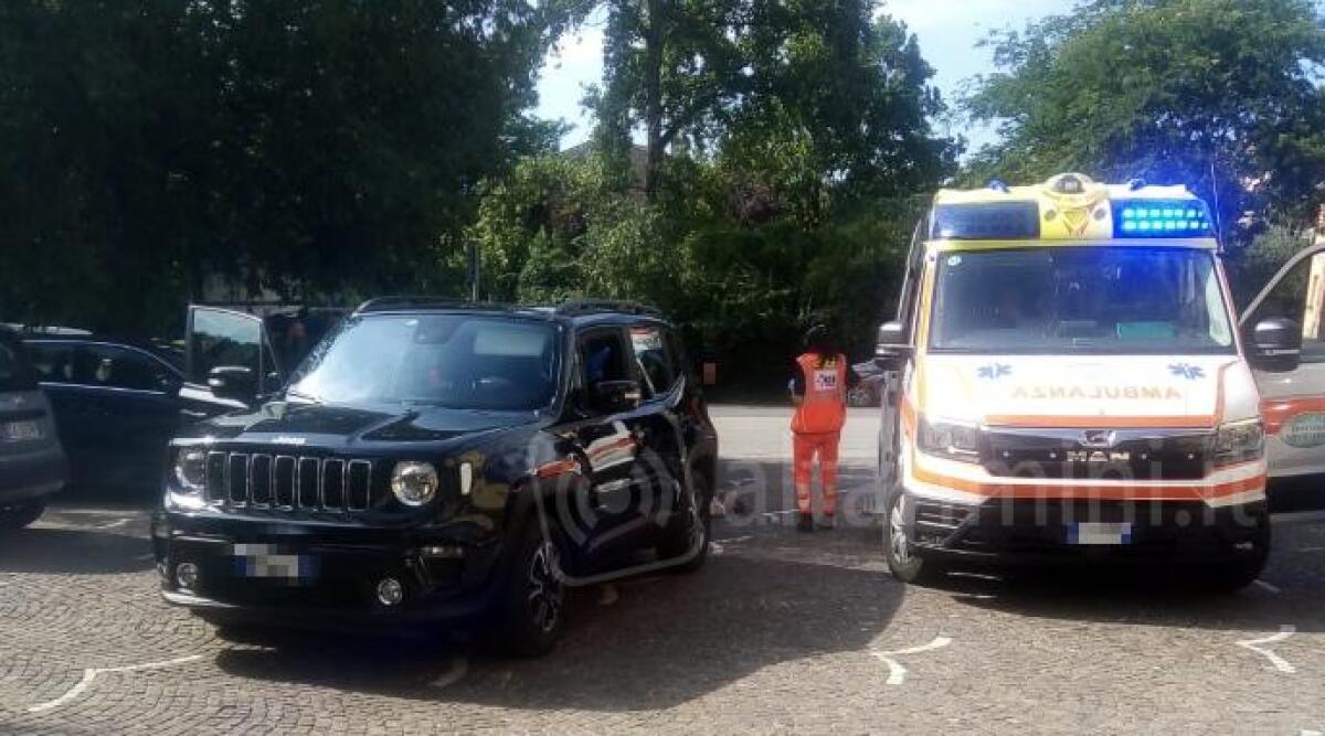 Fa retromarcia e non si accorge della signora, investita a Novafeltria -