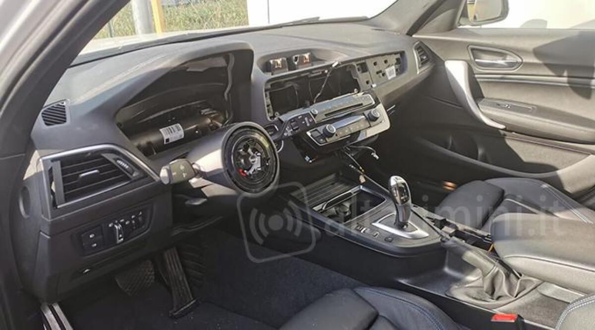 Parcheggia la Bmw e se la ritrova senza cruscotto, plancia e volante - 