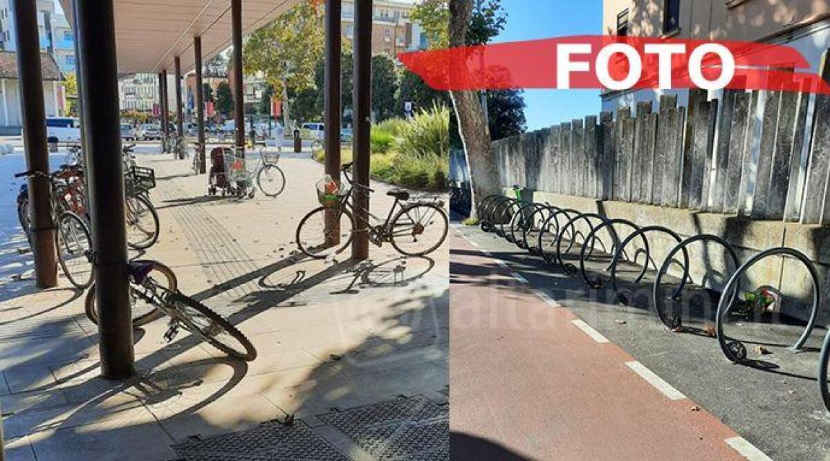 Stazione riqualificata, bici legate ai pali mentre le rastrelliere sono vuote - 