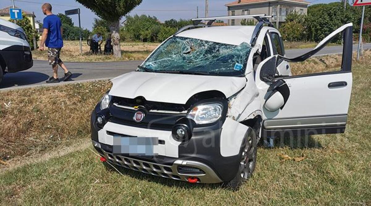 Auto si cappotta a Bellaria Igea Marina, ferita una donna - 
