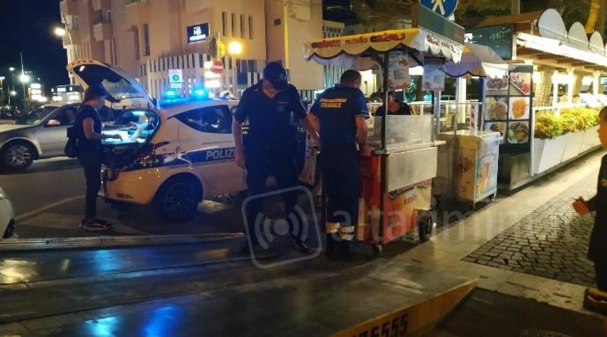 Abusivi a Marina Centro, la Polizia sequestra tutte le attrezzature di due ambulanti illegali - 