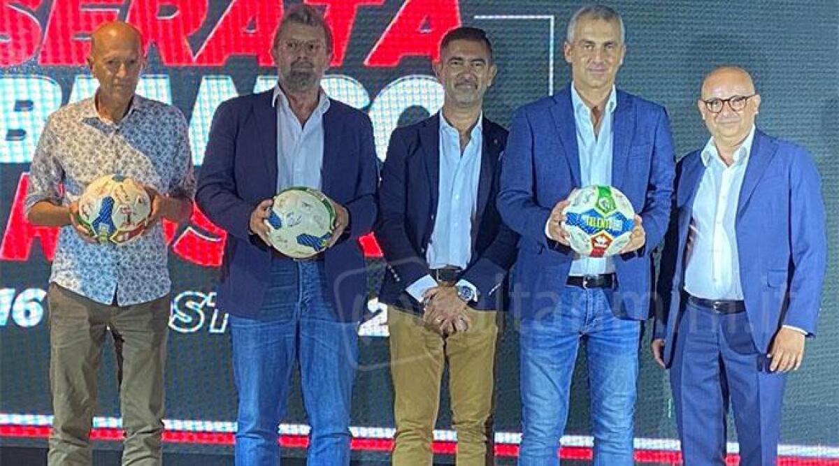 Rimini Calcio, il 'palleggio' del sindaco inaugura la nuova stagione -