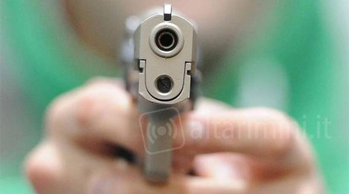 Spara alla coscia del barman perché parlava alla sua fidanzata: arrestato -