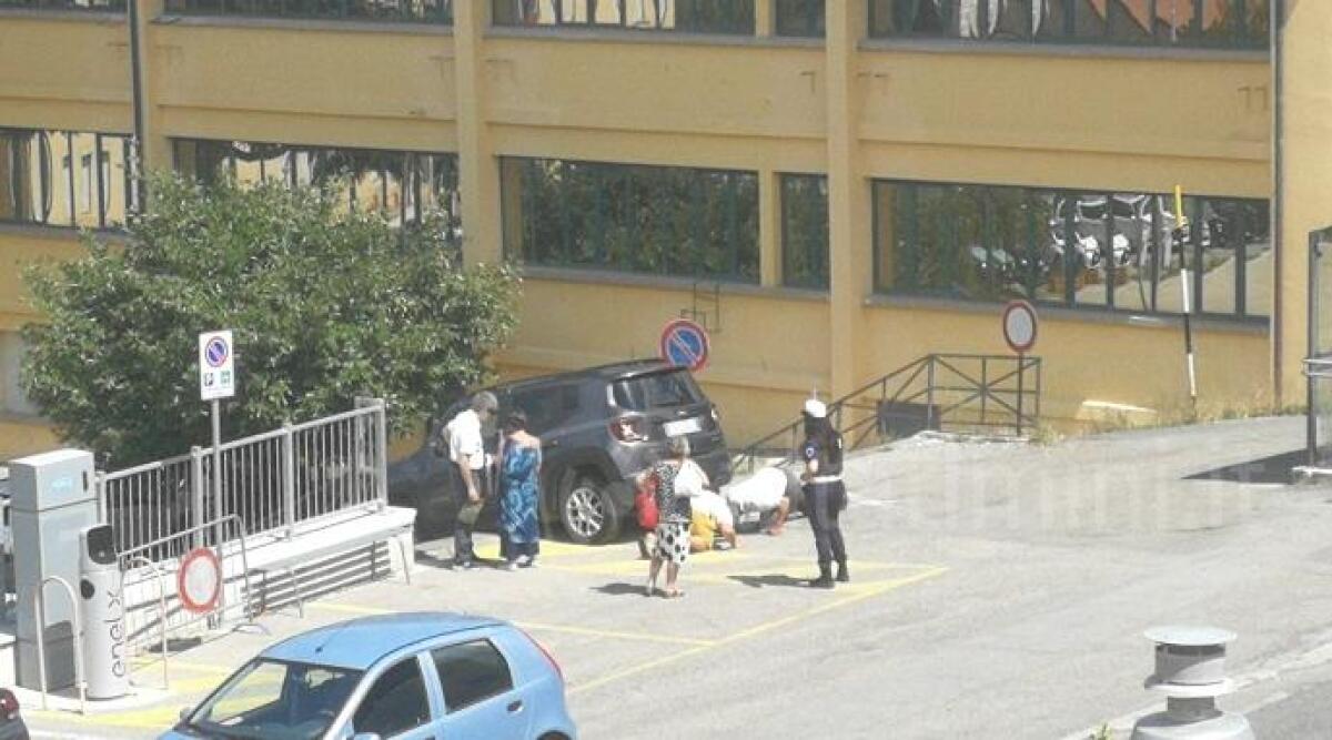 Pennabilli, auto finisce giù dalla scalinata nella piazza del Comune -