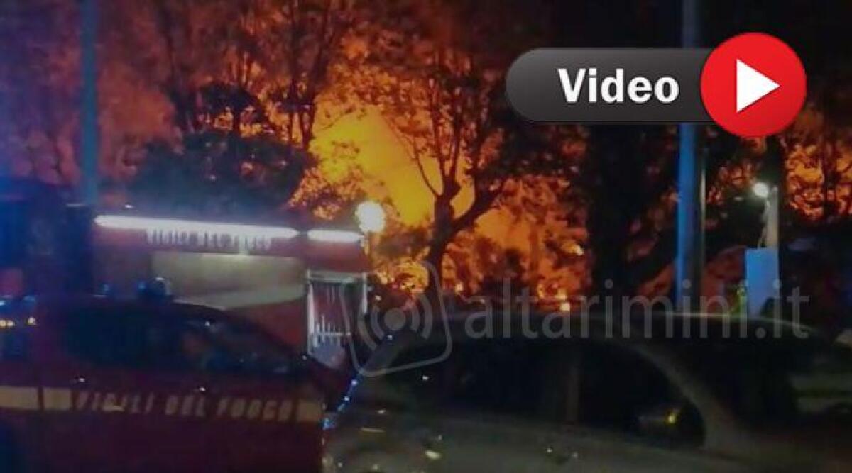 A fuoco un camping abbandonato a Miramare di Rimini -
