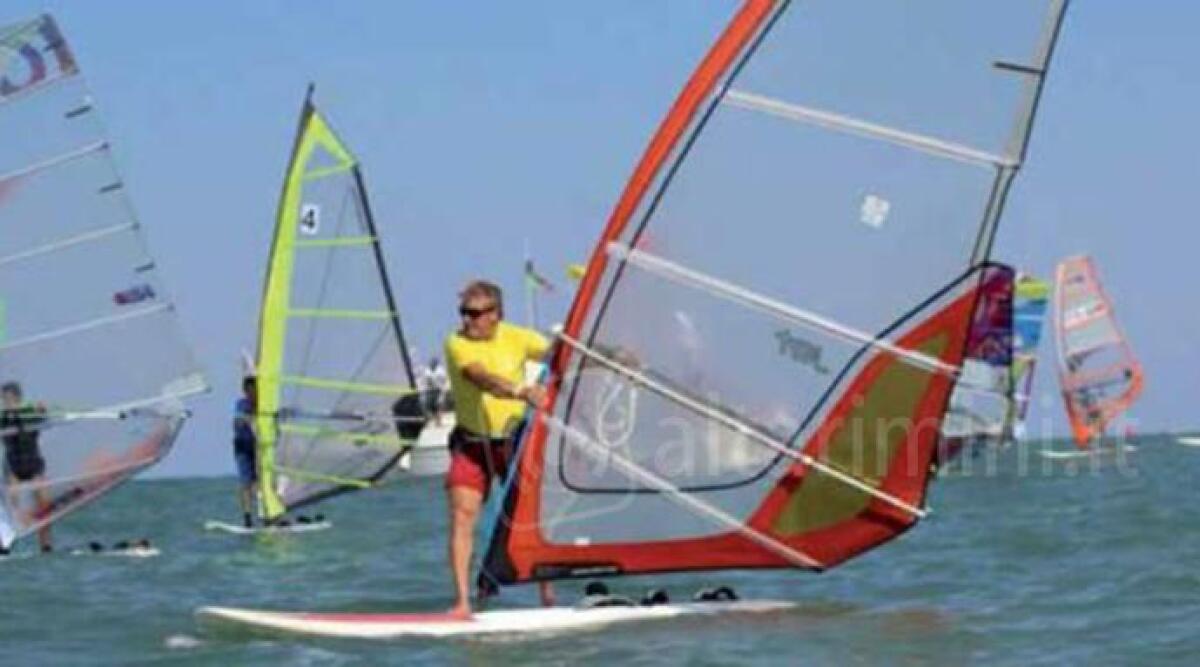 Cattolica: la veleggiata di windsurf in onore di Deriu e Paolini -