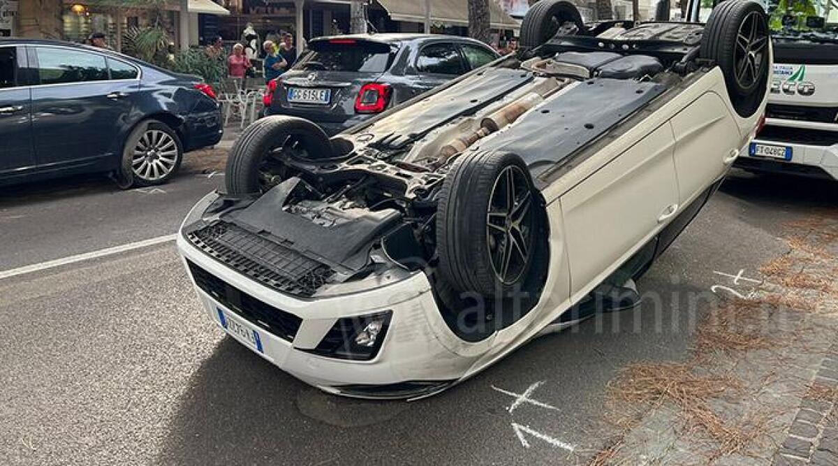 Paura sul lungomare di Rimini, auto si ribalta a Marina Centro - 