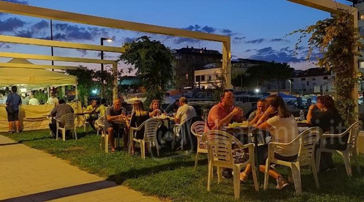 Il porto canale di Bellaria diventa un ristorante a cielo aperto con tanta buona musica -