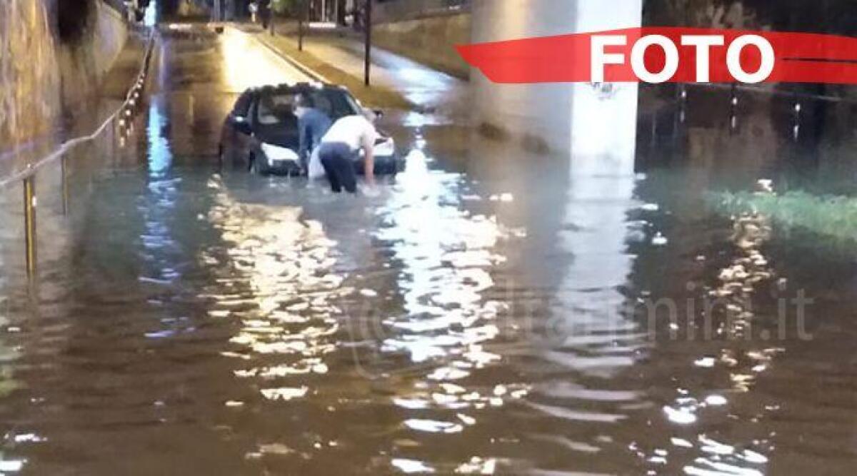Maltempo: temporale nella notte a Rimini, auto bloccate nei sottopassi - 